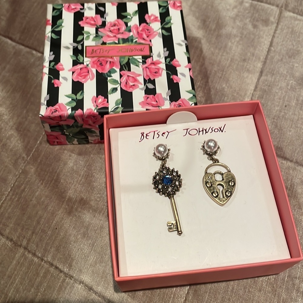 Betsey Johnson Lock and Key Earrings NWOTS - Picture 4 of 5